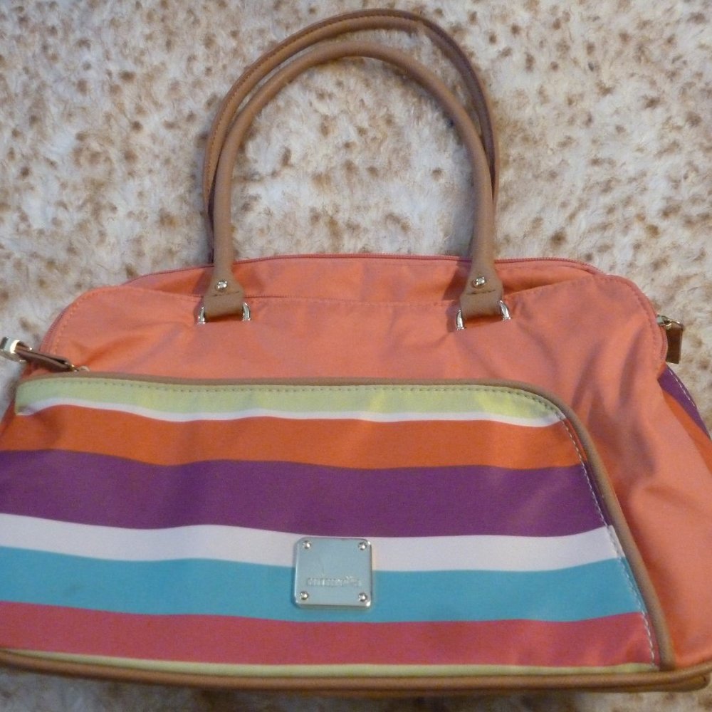 Very practical handbag with 3zippered compartments